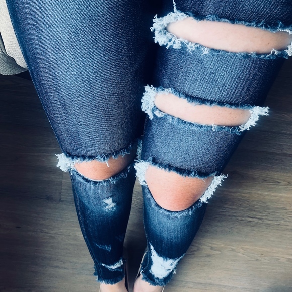 Dennyella Distressed Ankle Jeans - Picture 5 of 5